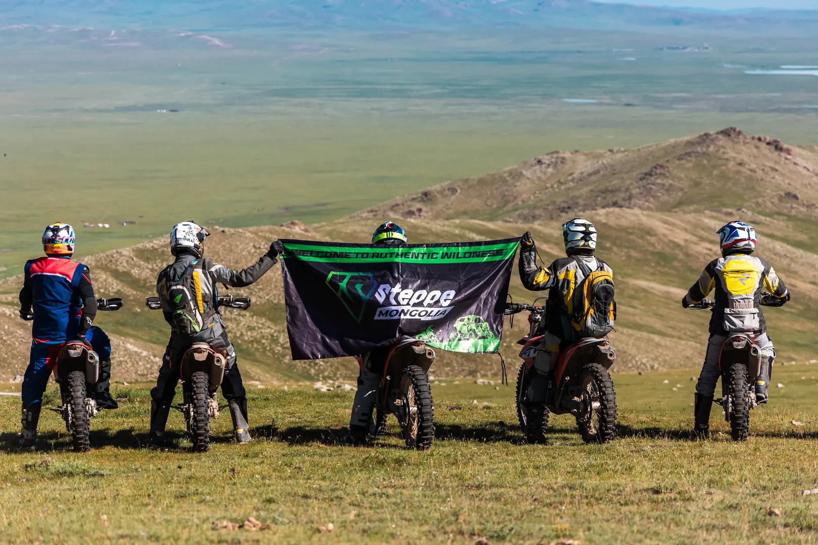 Wilde Natur der Mongolei – unberührte Landschaft mit Bergen und Seen