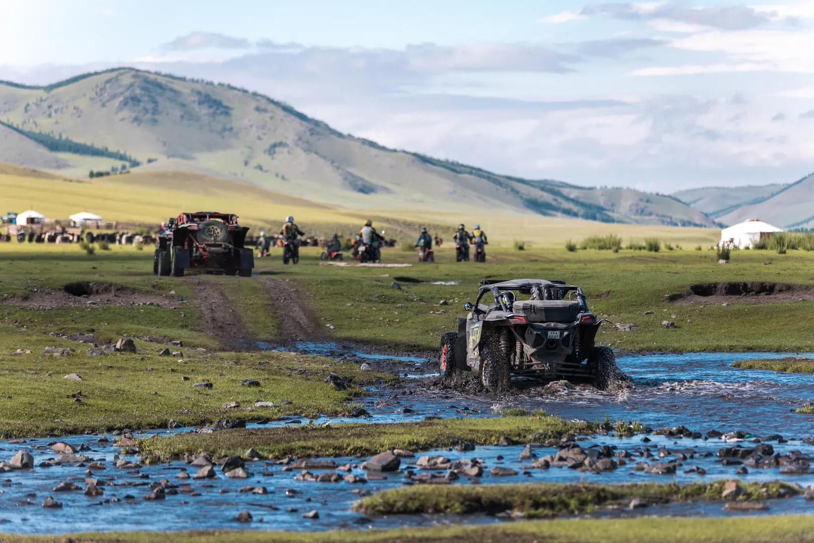 Mongolei Reiseführer — weite Steppen und Berglandschaft