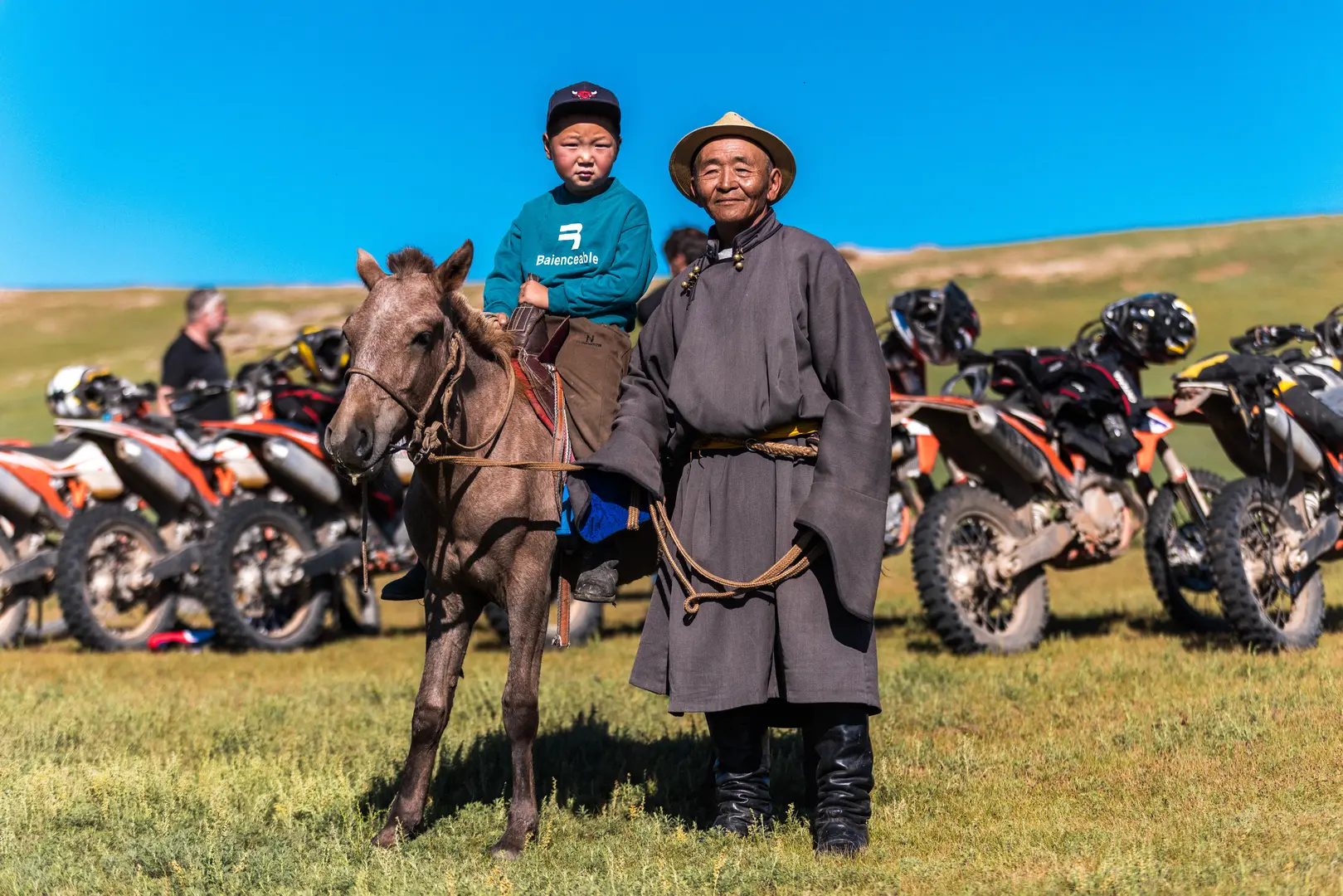 Lokale mongolische Gastgeber und Nomadenfamilie