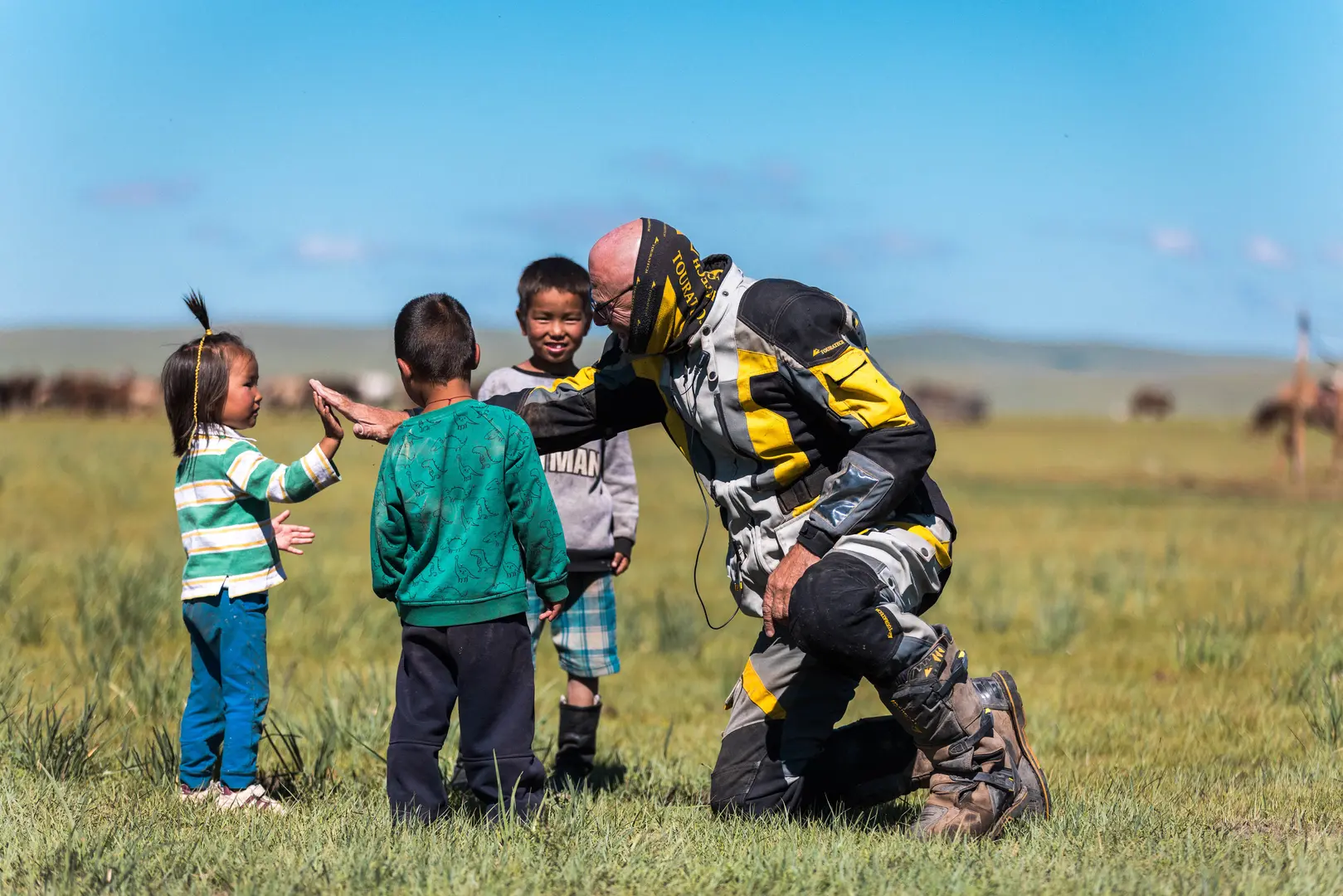 Geländefahrzeug und Campingausrüstung in der mongolischen Steppe