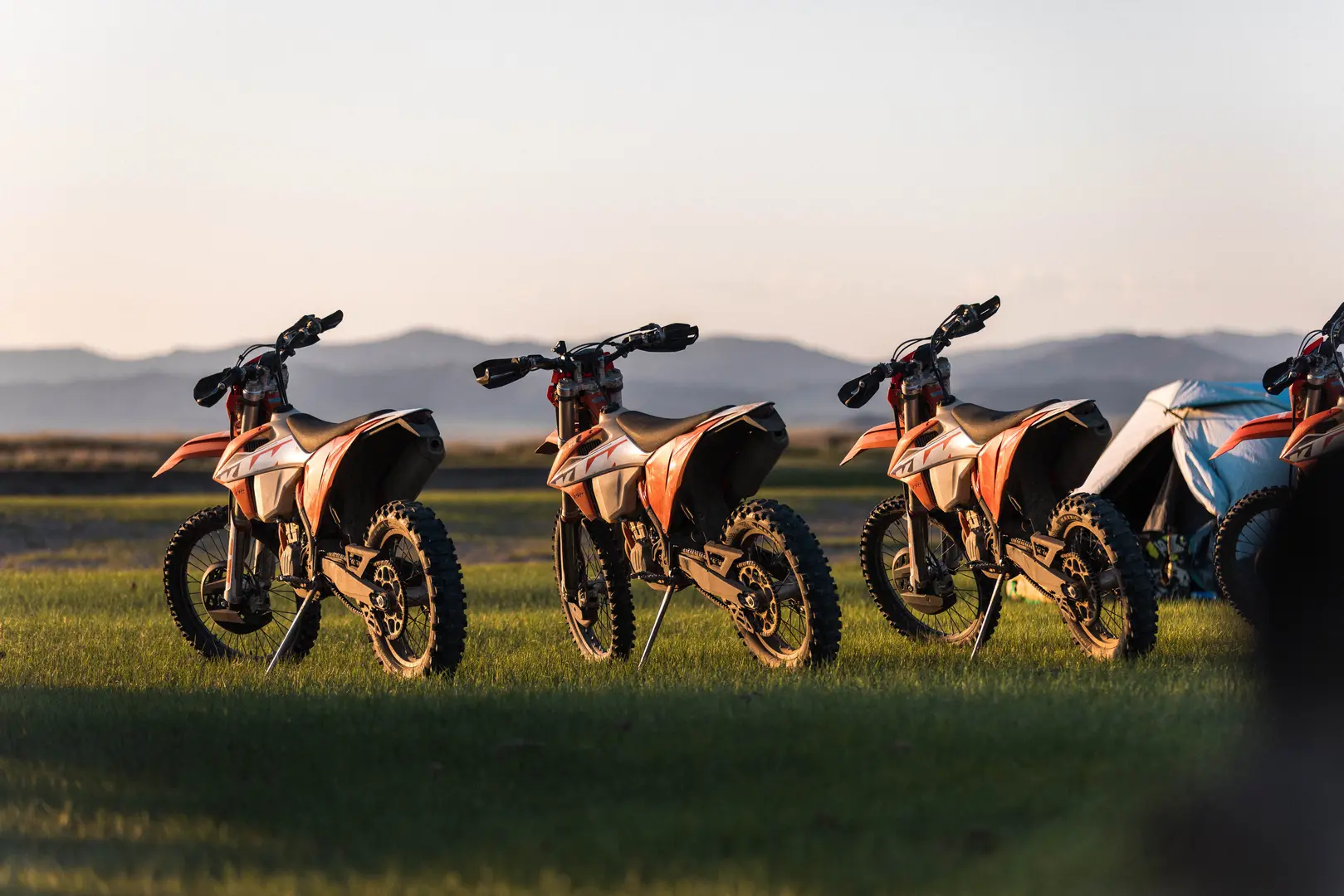 Offroad-Abenteuer in der Mongolei – Geländefahrzeug auf steinigem Pfad